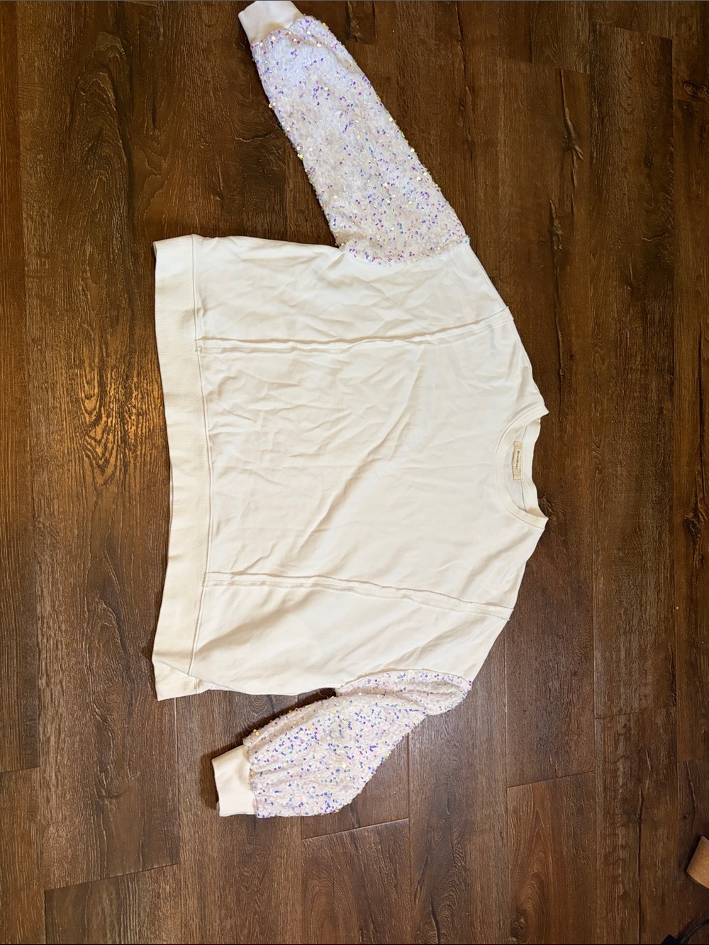 BLUEVELVET White with Iridescent Sequin Sleeve LIKE NEW Lg Oversized